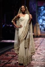 Model walks for Designer Suneet Varma in Delhi on 27th July 2013 (30).jpg